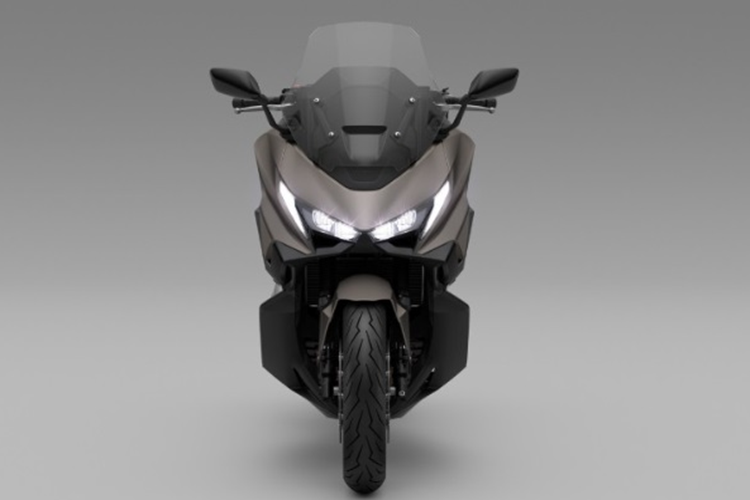 Xe cũng tích hợp hệ thống kiểm soát lực kéo ba cấp với các chế độ lái Rain, Standard và Sport. Đặc biệt, chế độ Rain đã được tinh chỉnh để phù hợp với điều kiện mưa của mẫu xe 2025.