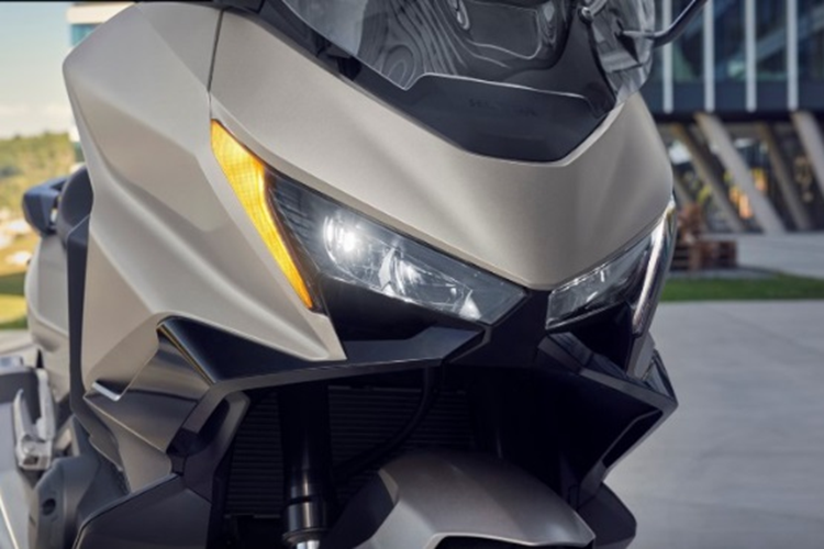 Màn hình TFT 5 inch trên xe cũng được cập nhật, cho phép kết nối với điện thoại thông minh, dễ dàng tra cứu đường đi và điều chỉnh các tính năng mà không cần rời tay khỏi tay lái. Xe có hộc chứa đồ dưới yên dung tích lớn và một hộc đồ nhỏ ở phía trước.