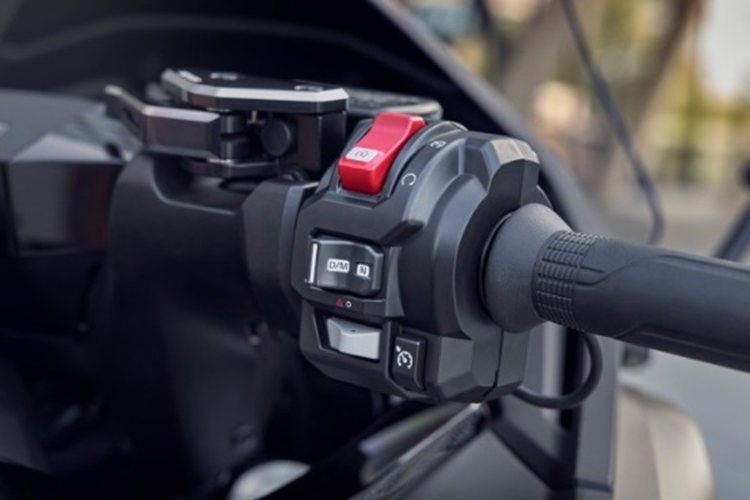 Forza 750 2025 được trang bị vành hợp kim 17 inch ở bánh trước và vành sau 15 inch. Hệ thống phanh đĩa đôi 320mm ở bánh trước, kết hợp với kẹp phanh bốn piston, cùng phanh đĩa 240mm và kẹp phanh hai piston ở bánh sau.