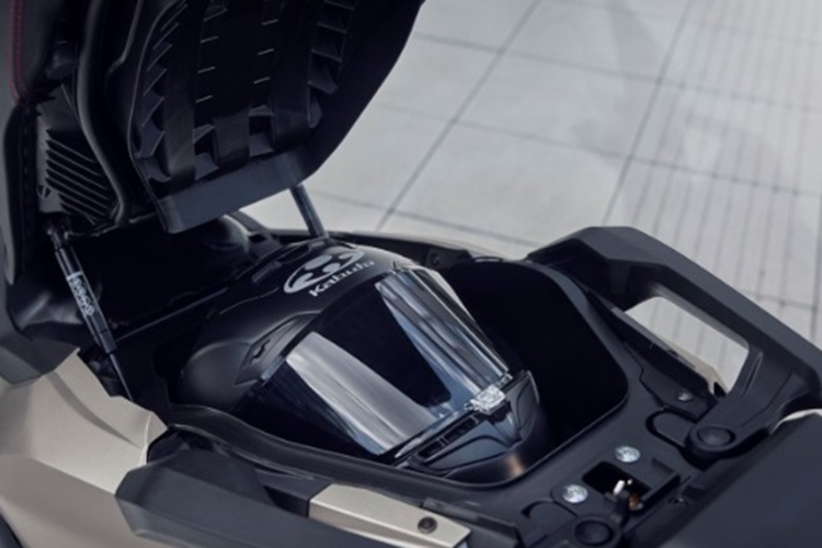 Cung cấp sức mạnh cho Honda Forza 750 là động cơ hai xi-lanh song song, dung tích 745 phân khối, làm mát bằng dung dịch, phun xăng điện tử. Động cơ sản sinh công suất 57,8 mã lực tại 6.750 vòng/phút, mô-men xoắn cực đại 69 Nm tại 4.750 vòng/phút. Xe trang bị hộp số ly hợp kép DCT 6 cấp.