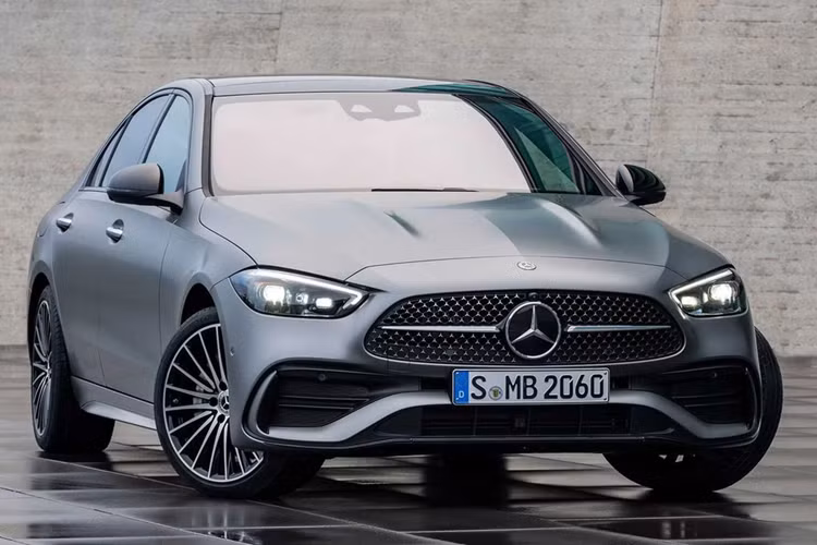 Động cơ xăng cho công suất tối đa 362 mã lực và mô-men xoắn cực đại 500 Nm. Hai con số tương ứng của mô-tơ điện là 150 mã lực và 440 Nm. Khi kết hợp với nhau, động cơ và mô-tơ điện mang đến sức mạnh 510 mã lực, 750 Nm cho xe. Pin của Mercedes-Benz S580e là loại lithium-ion với dung lượng 28,6 kWh.