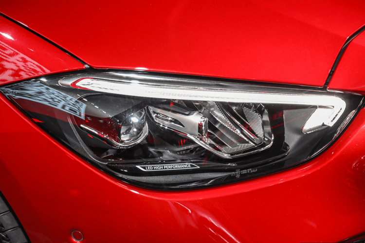 Động cơ đi kèm với mô-tơ điện mạnh 127 mã lực và 440 Nm cùng hộp số tự động 9 cấp. Tổng cộng, Mercedes-Benz C350e có công suất tối đa 308 mã lực và mô-men xoắn cực đại 550 Nm. Bên cạnh đó là cụm pin lithium-ion với dung lượng 25,4 kWh, cho phép xe chạy được 117 km mà không cần dùng động cơ xăng.