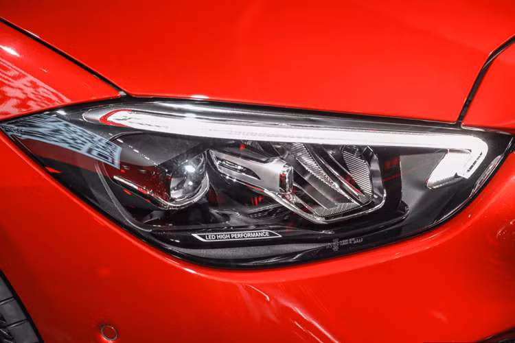 Động cơ đi kèm với mô-tơ điện mạnh 127 mã lực và 440 Nm cùng hộp số tự động 9 cấp. Tổng cộng, Mercedes-Benz C350e có công suất tối đa 308 mã lực và mô-men xoắn cực đại 550 Nm. Bên cạnh đó là cụm pin lithium-ion với dung lượng 25,4 kWh, cho phép xe chạy được 117 km mà không cần dùng động cơ xăng.