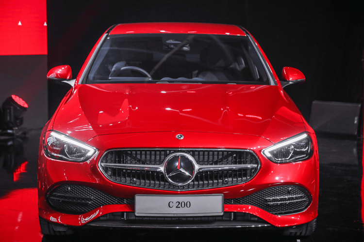 Tuy nhiên, theo thông tin từ Cục Đăng kiểm, Mercedes-Benz C350e tại Việt Nam sẽ được trang bị hệ truyền động PHEV bao gồm máy xăng 4 xi-lanh, tăng áp, dung tích 2.0L, sản sinh công suất tối đa 201 mã lực và mô-men xoắn cực đại 320 Nm.