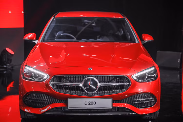 Tuy nhiên, theo thông tin từ Cục Đăng kiểm, Mercedes-Benz C350e tại Việt Nam sẽ được trang bị hệ truyền động PHEV bao gồm máy xăng 4 xi-lanh, tăng áp, dung tích 2.0L, sản sinh công suất tối đa 201 mã lực và mô-men xoắn cực đại 320 Nm.