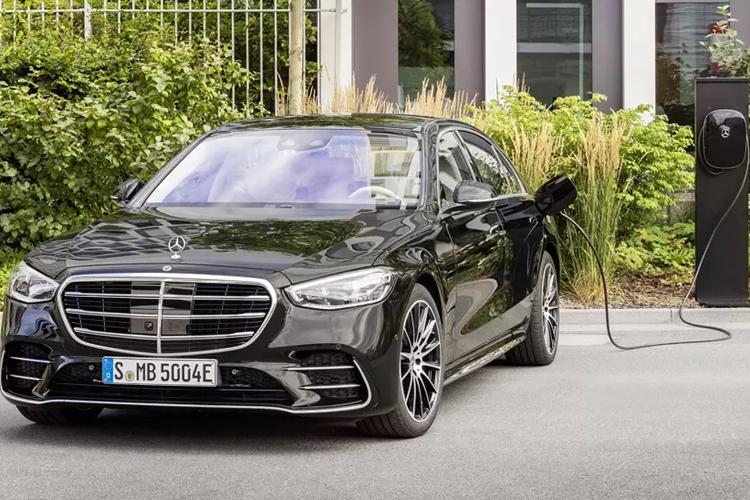 Tuy không được công bố nhưng doanh số của các mẫu ô tô điện này được dự đoán là không quá cao. Đây có lẽ là một phần lý do khiến hãng Mercedes-Benz thay đổi chiến lược và phân phối xe PHEV ở Việt Nam.