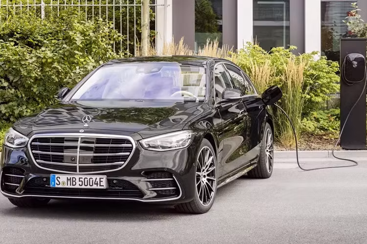 Tuy không được công bố nhưng doanh số của các mẫu ô tô điện này được dự đoán là không quá cao. Đây có lẽ là một phần lý do khiến hãng Mercedes-Benz thay đổi chiến lược và phân phối xe PHEV ở Việt Nam.