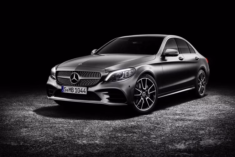 Trong thời gian qua, thương hiệu Mercedes-Benz đã giới thiệu tổng cộng 4 mẫu ô tô điện ở thị trường Việt Nam, bao gồm EQB, EQE SUV, EQS và EQS SUV.