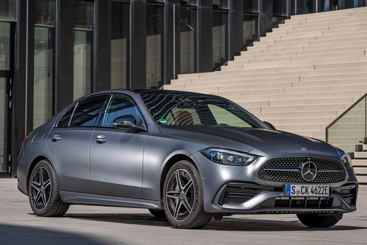 Nhờ đó, xe có lượng xăng tiêu thụ trung bình chỉ dừng ở mức 1,5 lít/100 km. Trong khi đó, Mercedes-Benz S580e dùng hệ truyền động PHEV với máy xăng 6 xi-lanh thẳng hàng, tăng áp, dung tích 3.0L, mô-tơ điện và hộp số tự động 9 cấp.