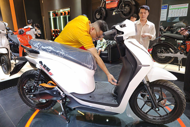 Bộ sạc 900 W giúp sạc đầy pin trong vòng 5 giờ. Xe cũng dùng động cơ 6000W và đạt tốc độ tối đa 90 km/h. Chưa hết, Quantum S3 còn được trang bị hệ thống phanh nâng cấp với đĩa phanh lớn và hiệu chỉnh đồng bộ tốt hơn. Với trọng lượng 125 kg, đây là mẫu xe điện phù hợp với cả nam lẫn nữ.