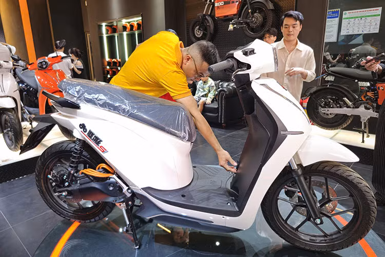 Bộ sạc 900 W giúp sạc đầy pin trong vòng 5 giờ. Xe cũng dùng động cơ 6000W và đạt tốc độ tối đa 90 km/h. Chưa hết, Quantum S3 còn được trang bị hệ thống phanh nâng cấp với đĩa phanh lớn và hiệu chỉnh đồng bộ tốt hơn. Với trọng lượng 125 kg, đây là mẫu xe điện phù hợp với cả nam lẫn nữ.