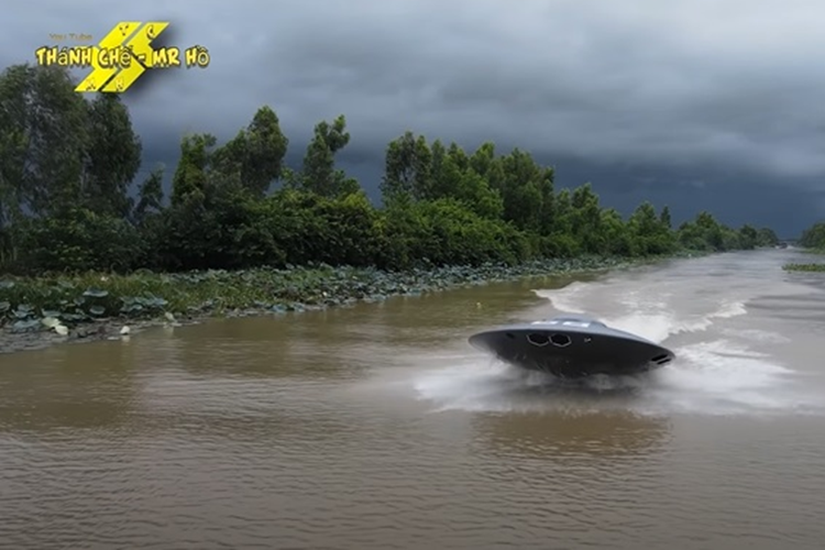 Được biết, mô hình đĩa bay của thánh chế Kiên Giang này hiện đang dậy sóng cộng đồng mạng này có thể di chuyển với tốc độ 40 km/h và chở được 2 người bên trong.