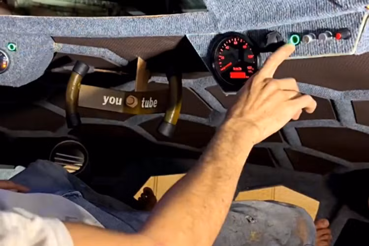 Khi đã có khuôn cố định, anh mới tiến hành tạo hình cửa, trang trí, lắp động cơ và hệ thống đèn, công tắc cho “đĩa bay”.