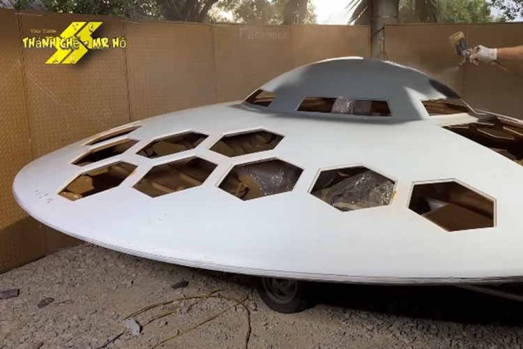 Theo thông tin từ nhân vật, để có thể chế tạo ra sản phẩm này, anh đã mất khá nhiều thời gian và đầu tư đĩa bay trên nước khoảng 60 triệu đồng để mua một số vật liệu cũ, đồ phế liệu và phụ kiện trang trí.