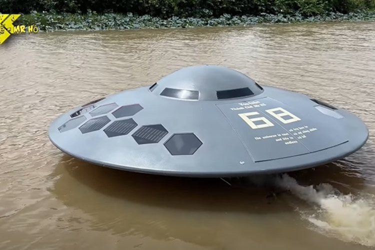 Theo đó, chiếc đĩa bay tự chế này là sản phẩm do anh Trần Long Hồ (SN 1987, Kiên Giang) chế tạo ra. Anh còn được biết đến qua kênh Youtube có tên là Thánh Chế - Mr Hồ, chuyên chế tạo ra các sản phẩm độc đáo như: du thuyền từ bãi phế liệu, ván lướt sóng phản lực hay các loại xe với thiết kế vô cùng độc đáo.