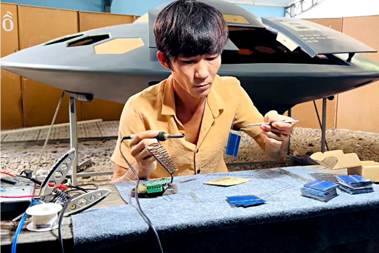 Ban đầu, anh Hồ dùng than củi vẽ nhiều vòng tròn đồng tâm trên nền nhà rồi đắp cát để tạo khuôn có hình dáng như chiếc đĩa bay. Sau đó, anh đổ nhựa composite lỏng lên khuôn, tạo thành lớp vỏ bên ngoài.