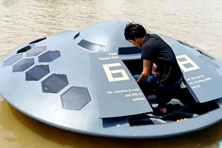 Vì có vỏ ngoài được làm từ composit, sau đó được gia cố bằng sắt và có hình đĩa nên sản phẩm này sẽ khó bị lật khi di chuyển dưới nước. Trừ khi va chạm mạnh dẫn đến vỡ lớp vỏ, nước tràn vào bên trong, mô hình mới hỏng và chìm.