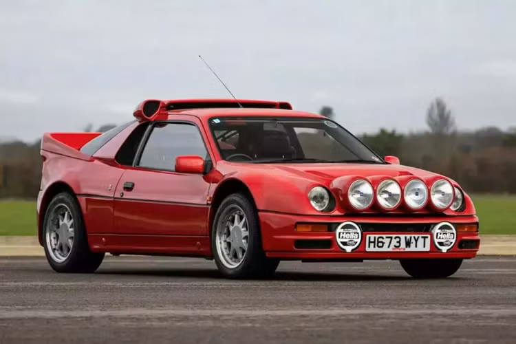 Nếu bạn là người đam mê xe hơi, bạn có thể biết đến Ford RS200 huyền thoại của kỷ nguyên đua xe Group B, nhưng bạn có biết rằng Ford cũng đã chế tạo một phiên bản đặc biệt hơn nữa được gọi là RS200 S không? Chỉ có 20 chiếc như vậy còn tồn tại và một trong số chúng sẽ được đấu giá tại Anh vào tháng tới.