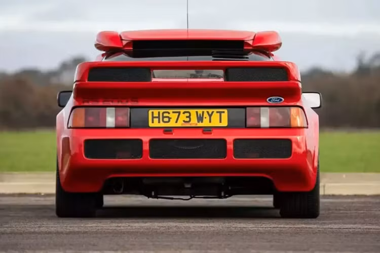 Ford được cho là chỉ bán được 147 chiếc RS200 chạy trên đường, mặc dù các quy định của Nhóm B yêu cầu phải sản xuất 200 chiếc. Chiếc xe Ford RS200 S đỏ Ferrari hàng hiếm này có số hiệu #138 và vẫn đáng chú ý như ngày đầu tiên rời khỏi nhà máy.