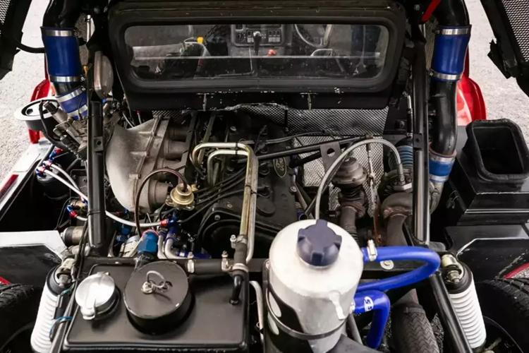 Điều thú vị là chiếc RS200 S này ban đầu được chế tạo với tay lái bên trái nhưng trước khi chủ sở hữu ban đầu nhận hàng, chính Ford đã chuyển đổi chiếc xe sang tay lái bên phải. Nó được bán với các bộ phận tay lái bên trái ban đầu, một bộ bánh xe thứ hai và hệ thống A/C nguyên bản đã được gỡ bỏ.