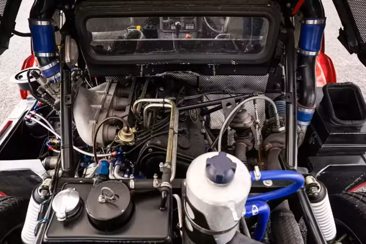 Điều thú vị là chiếc RS200 S này ban đầu được chế tạo với tay lái bên trái nhưng trước khi chủ sở hữu ban đầu nhận hàng, chính Ford đã chuyển đổi chiếc xe sang tay lái bên phải. Nó được bán với các bộ phận tay lái bên trái ban đầu, một bộ bánh xe thứ hai và hệ thống A/C nguyên bản đã được gỡ bỏ.