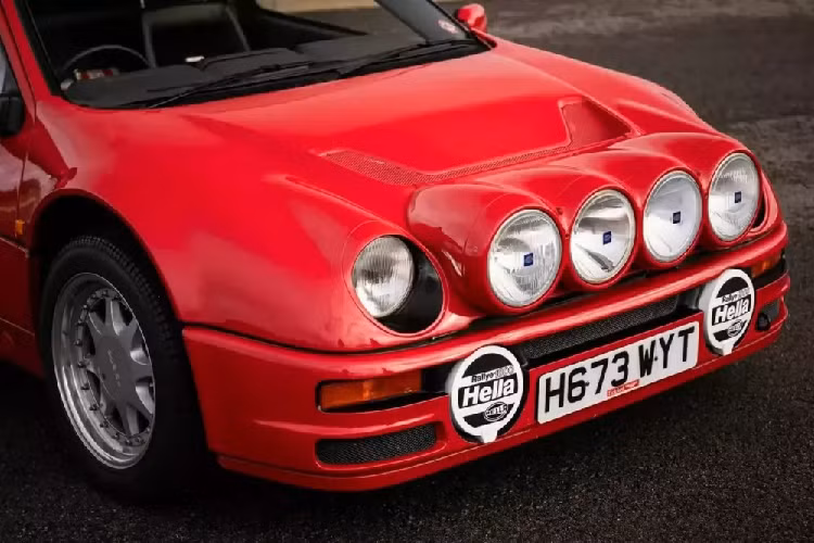 Hầu hết được sơn màu trắng, mặc dù có hai chiếc sơn màu xanh và hai chiếc sơn màu đen. Ford cũng chỉ chế tạo bốn mẫu RS200 S màu đỏ, bao gồm cả chiếc trong bài viết này.