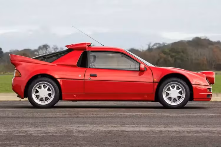 Giống như những chiếc RS200 S khác, động cơ tăng áp 1,8 lít của xe đã được nâng cấp để cung cấp công suất 350 mã lực và được trang bị nhiều bộ phận vốn là tùy chọn thông thường.