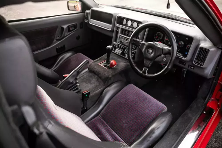 Nội thất xe bao gồm ghế Recaro bọc da, thảm chất lượng cao, cách âm bổ sung, khóa từ xa, hệ thống báo động, máy phát radio/băng cassette và điều hòa không khí.