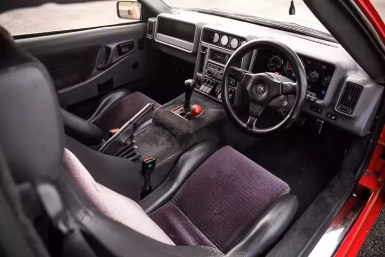 Nội thất xe bao gồm ghế Recaro bọc da, thảm chất lượng cao, cách âm bổ sung, khóa từ xa, hệ thống báo động, máy phát radio/băng cassette và điều hòa không khí.