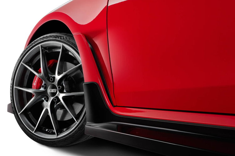 Cánh này có giá khoảng 1.980 USD và sẽ được bán ra vào cuối tháng 9/2024. Bổ sung cho cánh gió này là phần líp trước thể thao dày hơn ôm trọn lấy phần viền cản trước. Chi tiết này có giá bán 710 USD khi sơn màu Berlina Black hoặc 640 USD khi không sơn.