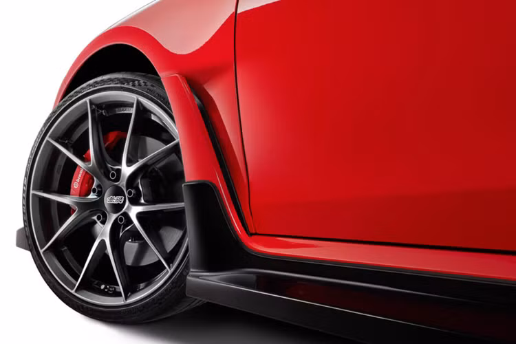 Cánh này có giá khoảng 1.980 USD và sẽ được bán ra vào cuối tháng 9/2024. Bổ sung cho cánh gió này là phần líp trước thể thao dày hơn ôm trọn lấy phần viền cản trước. Chi tiết này có giá bán 710 USD khi sơn màu Berlina Black hoặc 640 USD khi không sơn.