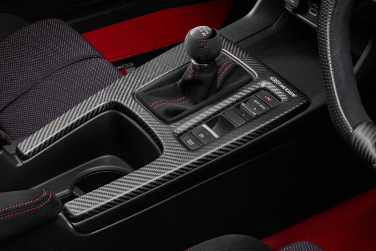 Hoàn thiện việc nâng cấp thân xe là phần trang trí cản trước có giá 500 Đô, phần líp viền trang trí này được ốp thẳng vào hốc gió hai bên cản xe. Những thay đổi về mặt khí động học giúp tăng lực ép xuống thêm 25% cho chiếc xe thể thao hiệu năng cao này.