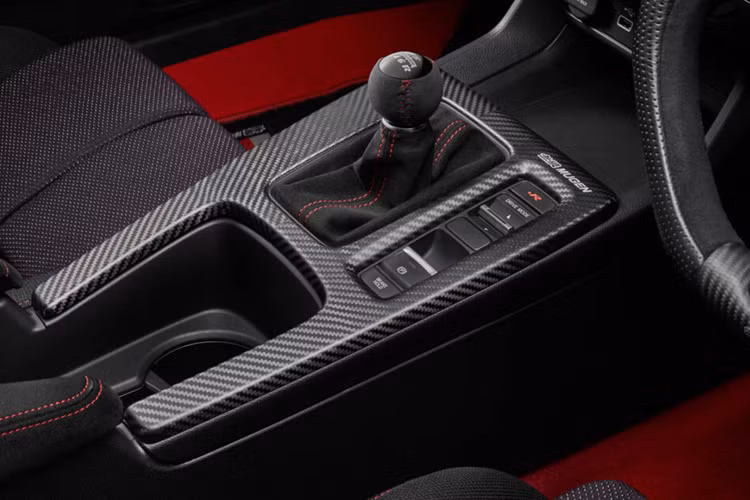 Hoàn thiện việc nâng cấp thân xe là phần trang trí cản trước có giá 500 Đô, phần líp viền trang trí này được ốp thẳng vào hốc gió hai bên cản xe. Những thay đổi về mặt khí động học giúp tăng lực ép xuống thêm 25% cho chiếc xe thể thao hiệu năng cao này.