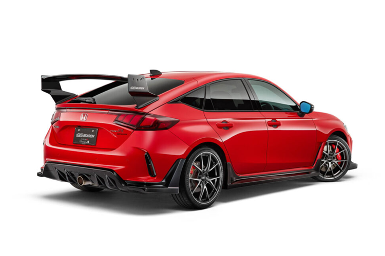 Sự thay đổi lớn nhất mà gói độ đem đến cho chiếc Hot Hatch Honda Civic Type R 2024 mới mạnh mẽ là việc trang bị cánh gió sau được thiết kế lại có kích thước lớn hơn và thể thao hơn, đồng thời còn có tấm ốp bằng sợi carbon và có thể điều chỉnh thủ công.