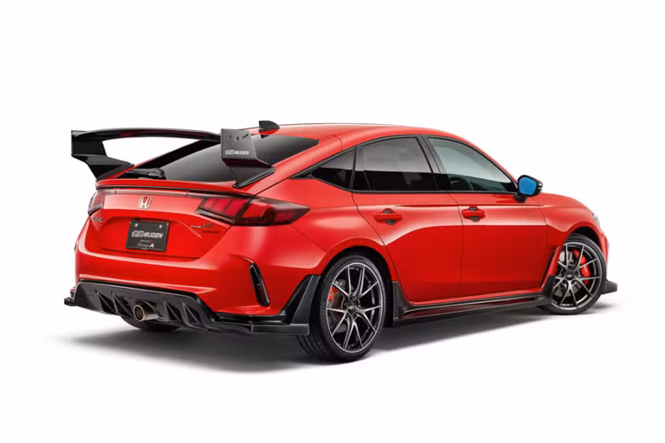 Sự thay đổi lớn nhất mà gói độ đem đến cho chiếc Hot Hatch Honda Civic Type R 2024 mới mạnh mẽ là việc trang bị cánh gió sau được thiết kế lại có kích thước lớn hơn và thể thao hơn, đồng thời còn có tấm ốp bằng sợi carbon và có thể điều chỉnh thủ công.