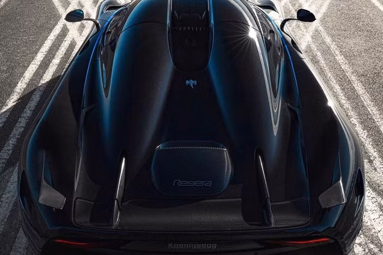 Gumball 3000 là hành trình siêu xe tổ chức lần đầu tiên vào năm 1999. Mỗi hành trình quy tụ hàng trăm siêu xe, sẽ kéo dài trong nhiều ngày, đi qua nhiều quốc gia khác nhau. Năm nay, Gumball 3000 chọn TP.HCM là điểm xuất phát vì muốn quảng bá hình ảnh đất nước Việt Nam cho thế giới biết đến.