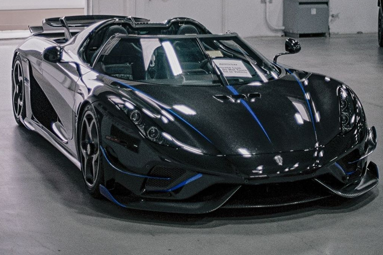 Koenigsegg Regera có thiết kế vô cùng ấn tượng và nổi bật với cửa mở 180 độ đặc trưng, đây cũng chính là chi tiết khiến Regera không thể bị nhầm lẫn với các siêu xe thể thao khác. Đặc biệt, chiếc Koenigsegg Regera của đại gia Mỹ còn được trang bị thêm gói Ghost Package, nhờ đó xe có thêm cản va trước, 2 bên đầu xe có vây cá carbon rất hầm hố.