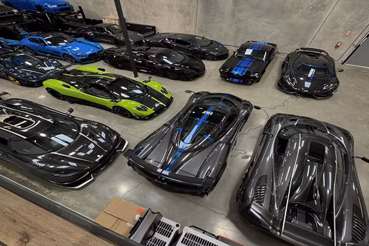 Hiện Dan Kang đang sở hữu bộ sưu tập xe lên đến 100 chiếc trong đó có đến hơn 20 xe là các mẫu hypercar và megacar. Một số mẫu xe đáng chú ý trong bộ sưu tập của Dan Kang có: Lamborghini Centenario giới hạn 20 xe, Pagani Huayra BC bản giới hạn 40 chiếc, Bugatti Chiron, Koenigsegg Agera Thor, McLaren Speedtail, Ferrari LaFerrari,…