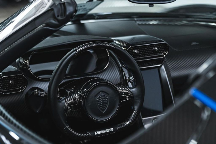 Koenigsegg Regera triệu đô là một mẫu xe không sử dụng hộp số truyền thống. Cơ cấu chuyển số trên xe dựa theo cấu trúc truyền động trực tiếp có tên gọi Direct Drive giúp giảm 50% năng lượng bị thất thoát so với các loại hộp số thông thường.