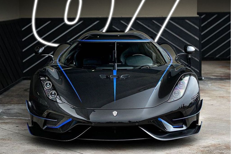 Trở lại với chiếc xe hypercar Koenigsegg Regera chuẩn bị được đưa qua Việt Nam để tham dự hành trình siêu xe lớn nhất thế giới. Siêu phẩm này đã được cá nhân hóa thành bản "Honey", xe nổi bật với bộ "áo" bằng carbon trần.