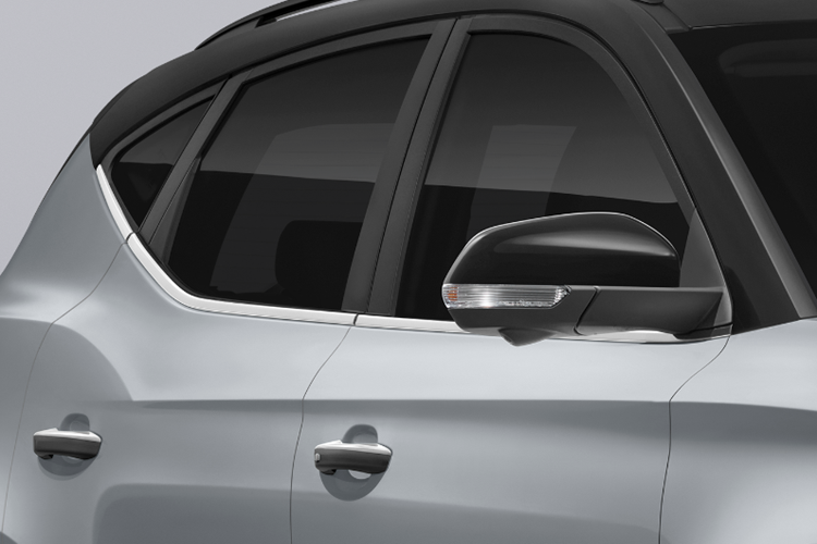 Ghế lái chỉnh điện 6 hướng, gương chiếu hậu chống chói tự động, bảng đồng hồ kỹ thuật số 7 inch, màn hình cảm ứng trung tâm 10 inch, hỗ trợ kết nối Apple CarPlay/Android Auto không dây, hệ thống âm thanh 6 loa, 5 cổng USB, điều hòa tự động, lọc không khí PM2.5, ổ điện 12V và cửa sổ trời toàn cảnh.