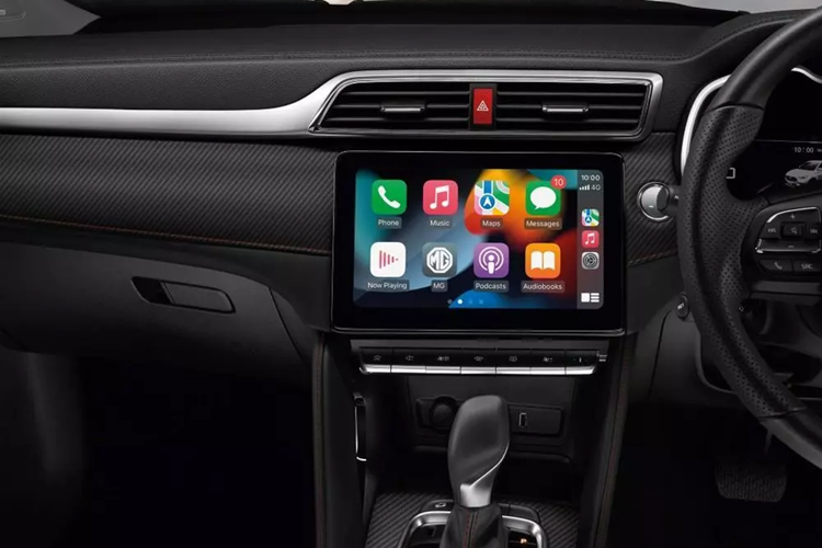 Bên cạnh đó là logo "100th Anniversary" trên cửa cốp sau. Ngoài những thay đổi trên, MG ZS 100th Anniversary Special Edition giá rẻ giữ nguyên trang bị như bản thường. Xe cũng có hệ thống đèn LED từ trước ra sau, gương chiếu hậu gập điện/chỉnh điện/tự động gập khi khóa cửa và cánh gió mui.