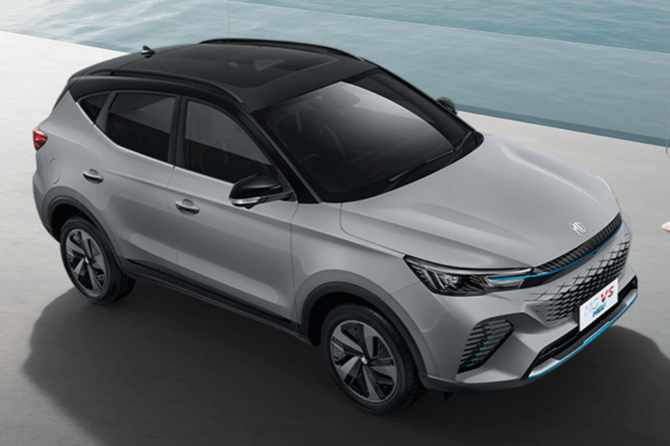 Tương phản với màu sơn ngoại thất này là hàng loạt chi tiết ngoại thất màu đen bóng như lưới tản nhiệt, tay nắm cửa, ốp gương chiếu hậu, baga nóc và bộ vành 17 inch.