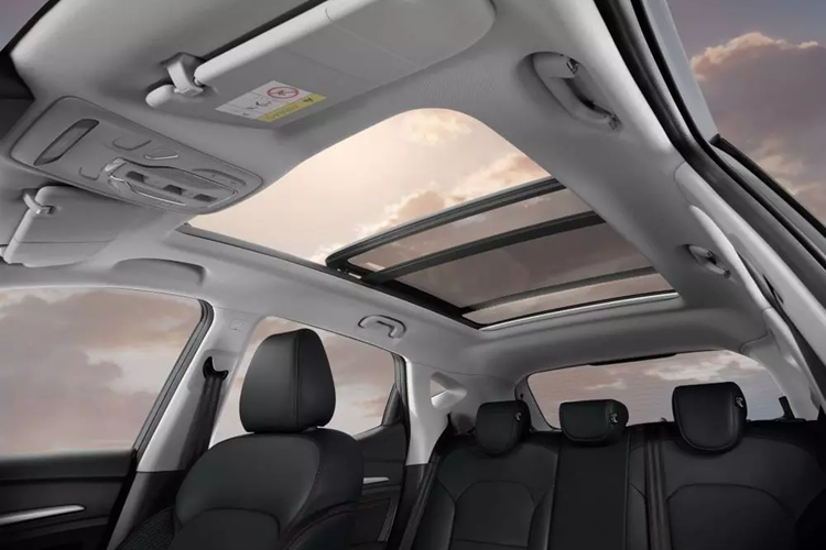 Bên trong xe, MG ZS 100th Anniversary Special Edition được trang bị nội thất bọc da tổng hợp màu đen với chỉ khâu màu đỏ tương phản. Trang bị của bản đặc biệt này cũng không khác bản thường với vô lăng chỉnh 4 hướng