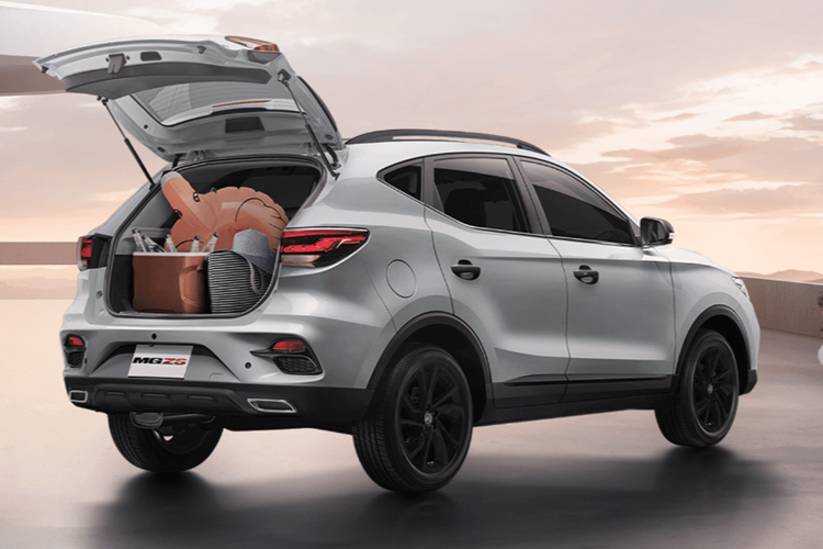 Tại thị trường Việt Nam, MG ZS hiện cũng đang được phân phối chính hãng với giá dao động từ 538 - 638 triệu đồng cho 3 phiên bản. Vào thời điểm hiện tại, mẫu xe này đang được chạy chương trình ưu đãi 100% lệ phí trước bạ ở đại lý. Nhờ đó, người mua mẫu SUV cỡ B này sẽ tiết kiệm được số tiền từ 54 - 64 triệu đồng, tùy phiên bản.