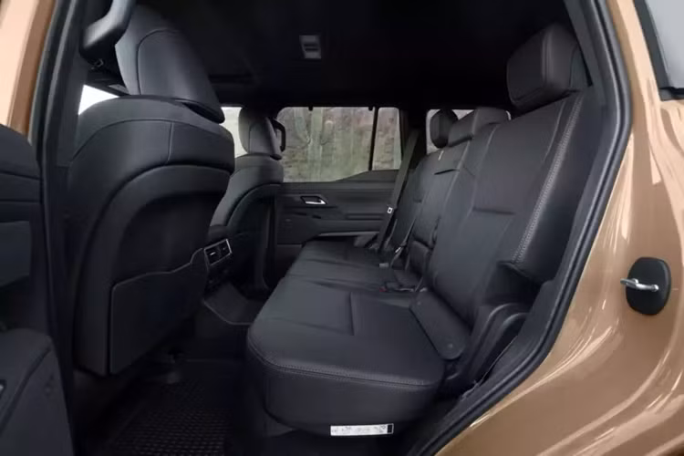 Các phiên bản tập trung vào off-road cũng có thêm máy nén khí trên xe cũng như các công tắc phụ trợ được nối dây sẵn. Đây là những bổ sung đáng hoan nghênh, nhưng chúng làm tăng giá từ 69.250 đô la lên 72.930 đô la cho Overtrail. Tương tự như vậy, Overtrail+ tăng từ 77.250 đô la lên 80.395 đô la.