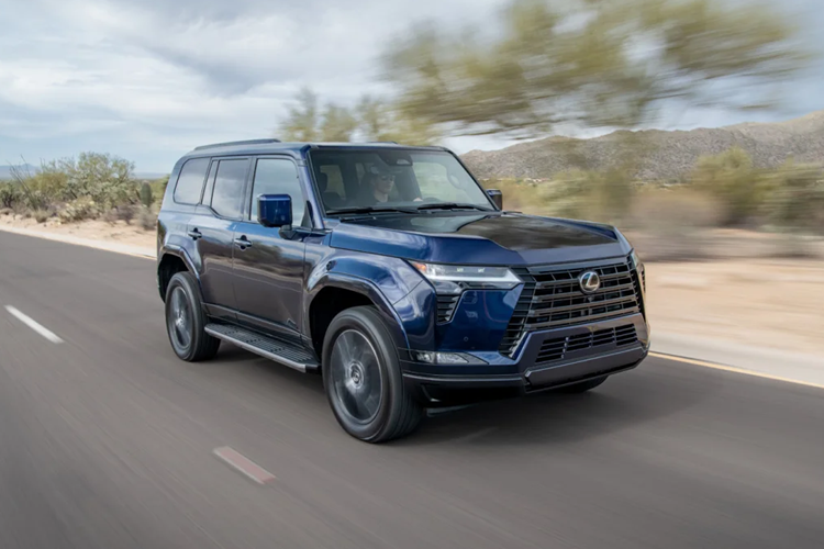 Bên cạnh động cơ mạnh mẽ, GX 2025 còn được trang bị ghế trước có sưởi và thông gió được bọc bằng vải NuLuxe. Chúng được kết hợp với cụm đồng hồ kỹ thuật số 12,3 inch, hệ thống thông tin giải trí 14 inch và hệ thống âm thanh 10 loa. Những điểm nổi bật khác bao gồm cửa sổ trời và bánh xe 20 inch.