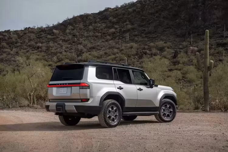 Vậy người mua nhận được gì với số tiền thêm 1.035 USD? Không nhiều, nhưng cột lái nghiêng và kính thiên văn chỉnh điện giờ đây là trang bị tiêu chuẩn cũng như hệ thống bộ nhớ Lexus. Đây là một thay đổi tương đối nhỏ vì những trang bị này trước đây là trang bị tiêu chuẩn trên mọi bản ngoại trừ Premium và Overtrail.