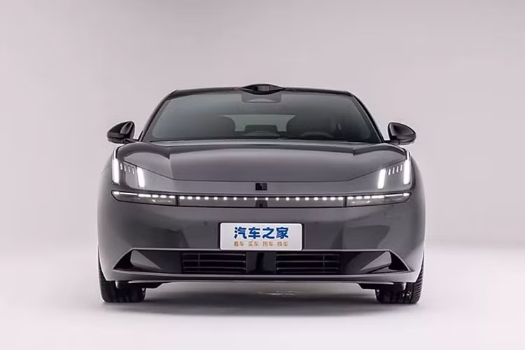 Được thiết lập để cạnh tranh với các mẫu xe phổ biến như Zeekr 001, BYD Han EV và Xiaomi SU7, chiếc sedan chạy điện Lynk &amp; Co Z10 đã sẵn sàng tạo ấn tượng mạnh mẽ trên thị trường xe điện đang phát triển nhanh chóng của Trung Quốc.