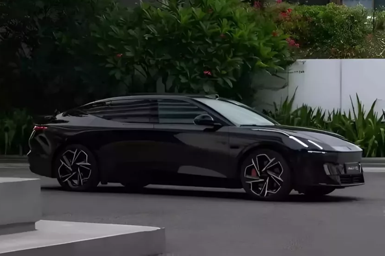 Các biến thể cao cấp hơn có pin 95 kWh, với các mẫu xe hàng đầu tự hào có phạm vi CLTC là 806 km. Chiếc Z10 hàng đầu, với thiết lập động cơ kép (310 kW, 416 mã lực phía sau và 270 kW, 362 mã lực phía trước), tăng tốc từ 0 đến 100 km/h chỉ trong 3,5 giây và có thể tăng thêm 573 km phạm vi chỉ trong 15 phút, nhờ hệ thống sạc nhanh 800V.